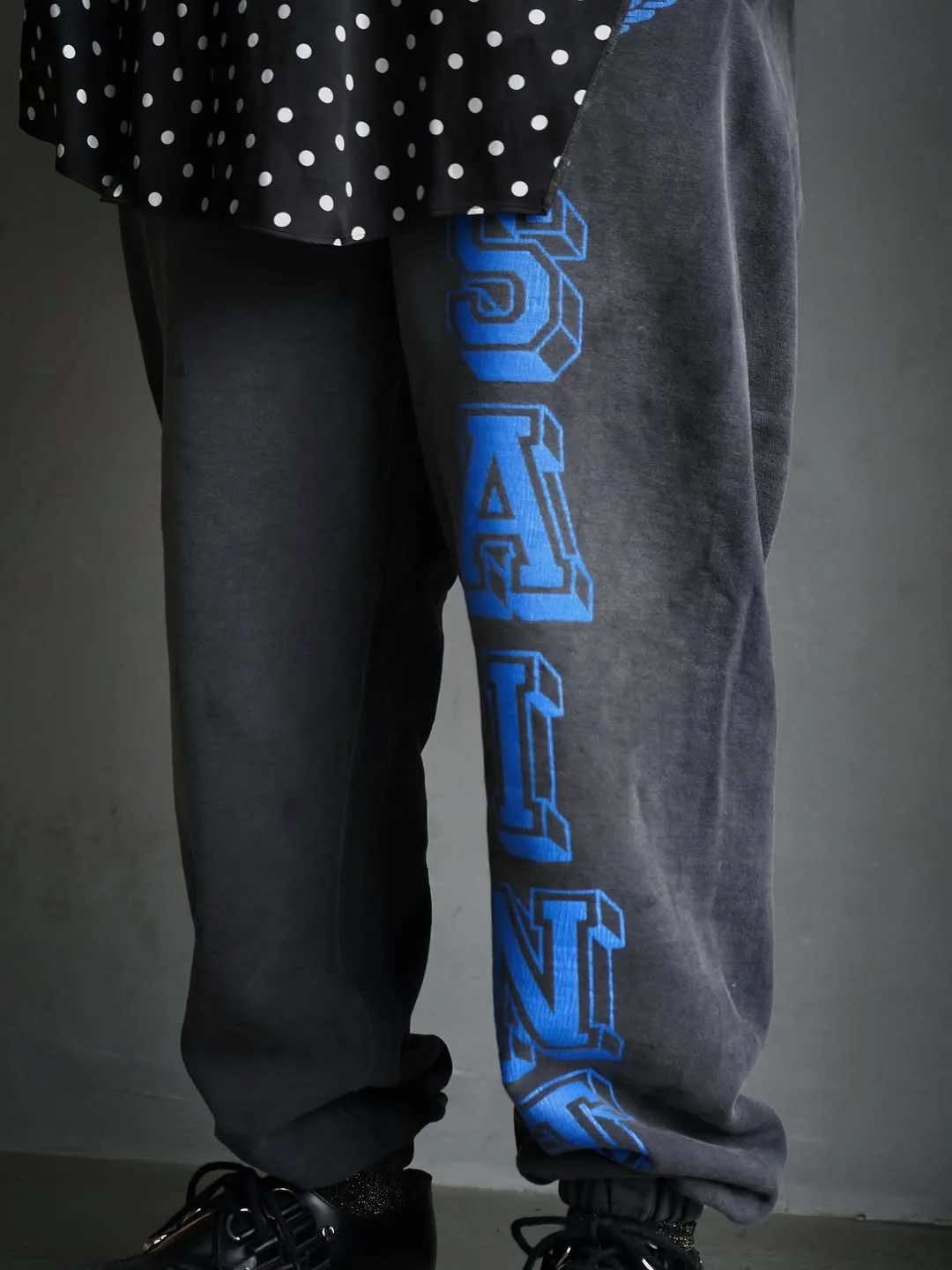 SAINT Mxxxxxx SWEAT PANTS/ANGEL/BLK Blue Angel Reborn Sweatpants Washed black S-XL Assute dyeing Sprayed on the whole piece to fade Wormhole destruction treatment Heavy fermentation washing to create NEW VINTAGE texture Factory four-needle and six-thread workmanship No bone seams More comfortable to wear Genuine grade crack printing/correct accessories